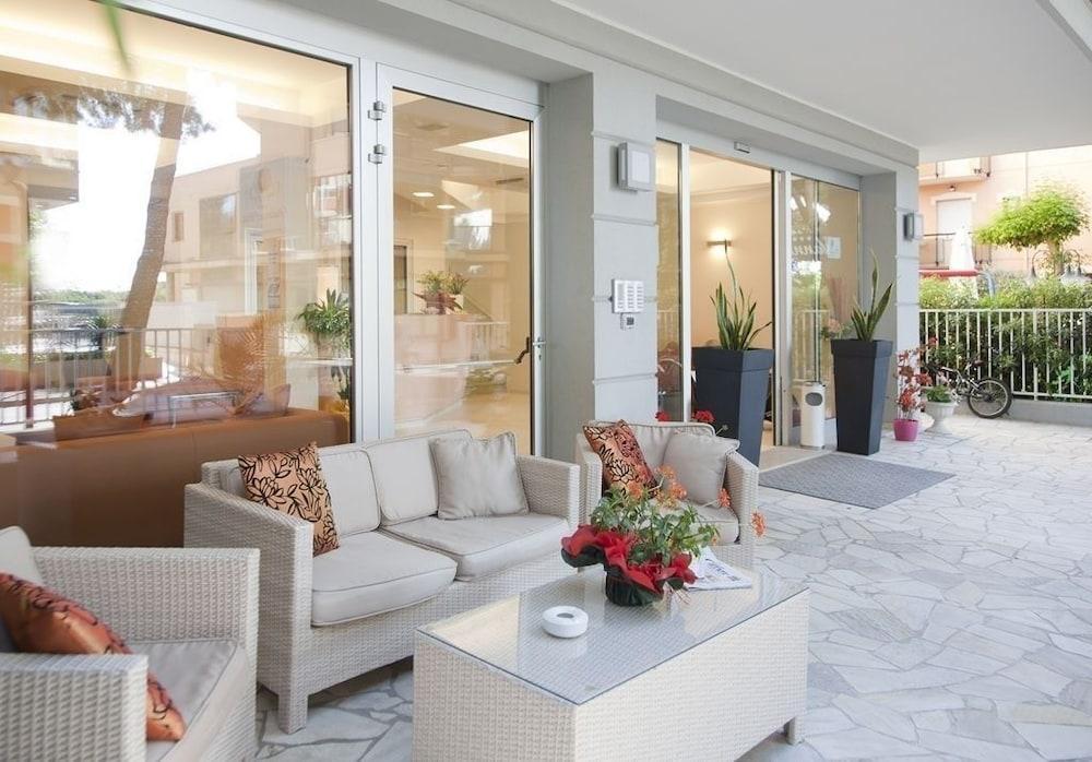 Residence Perla มิซาโน อาดรีอาติโก ภายนอก รูปภาพ